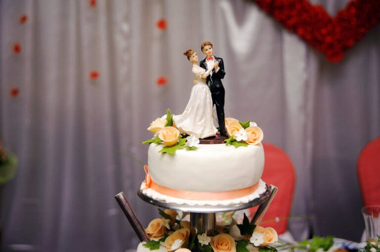How Much to Tip a Baker for Wedding Cake